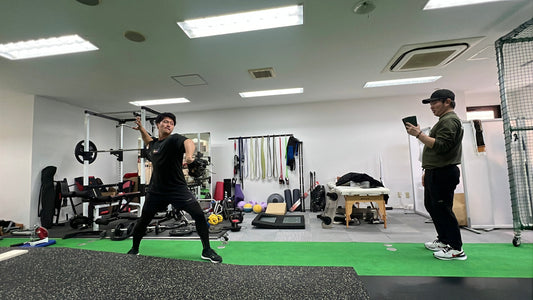 野球の投球動作と神経のトーンの関係を示すイメージ